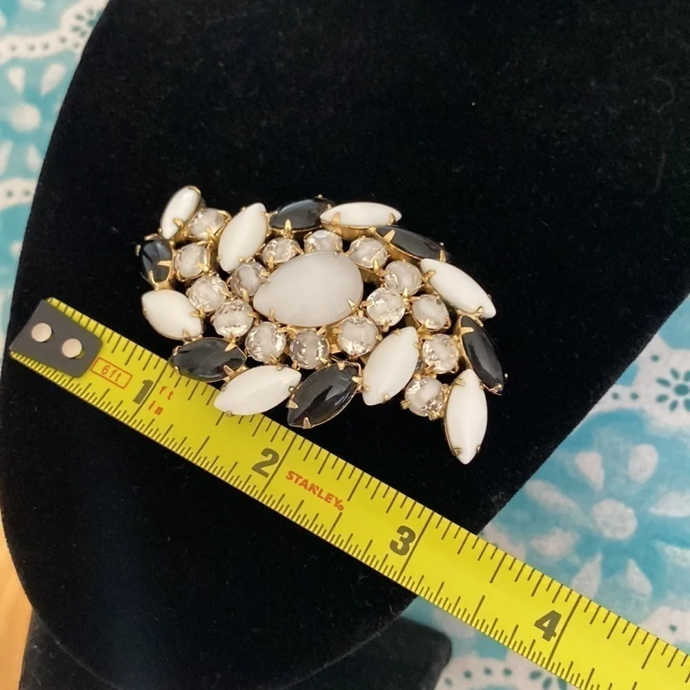 VINTAGE BROOCH